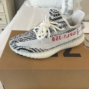 Yeezy 350 V2 “zebra” size 5.5